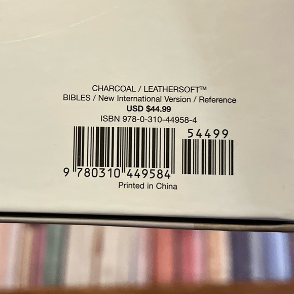 NIV, Thinline Reference Bible, Large Print, Leathersoft, Gray ISBN 9780310449584 - Picture 4 of 11